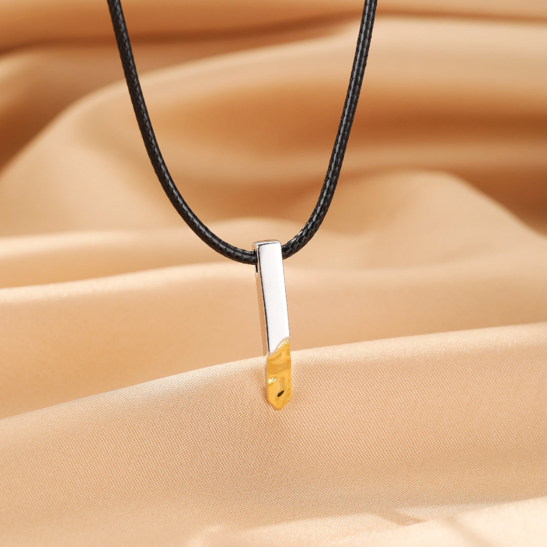 Pendentif "Lignes d'Essence" en argent pour couple, avec un design moderne et une finition bicolore argentée et dorée, suspendu à un cordon noir.