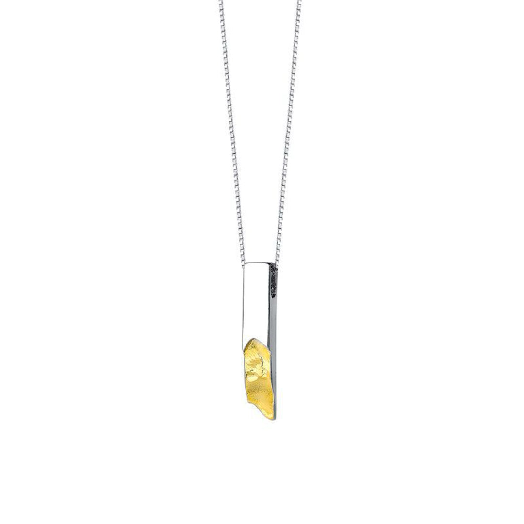 Collier couple minimaliste avec pendentif barre rectangulaire en argent et incrustation dorée texturée, suspendu à une chaîne fine en argent.