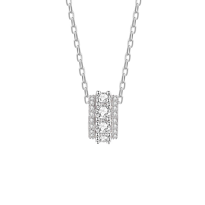 Collier en argent avec pendentif cylindrique serti de trois rangées de cristaux blancs brillants.