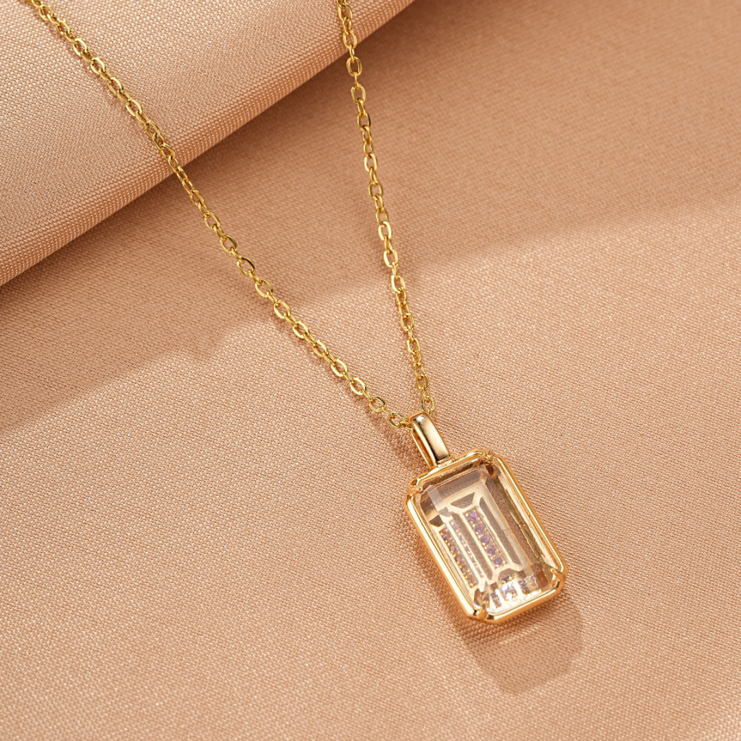 Collier en argent plaqué or 10K avec un pendentif en cristal de roche rectangulaire serti d'une monture dorée.