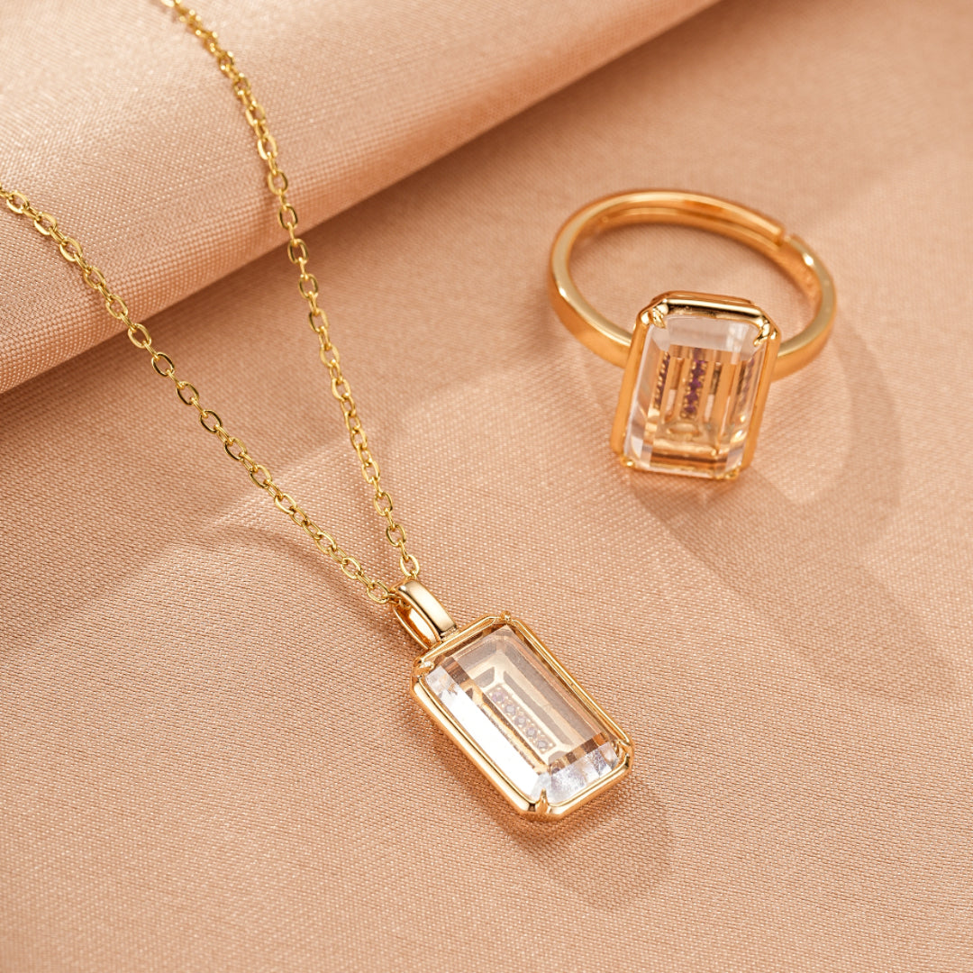 Collier et bague en plaqué or 10K avec un cristal de roche taillé en émeraude, ensemble bijou lumineux et élégant.