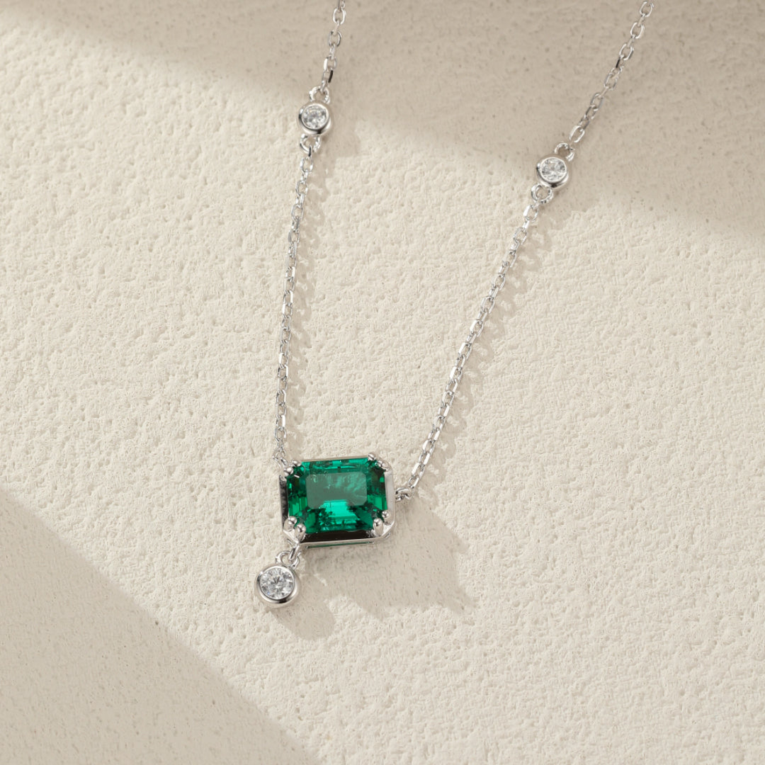 Collier Émeraude – Clarté Royale, Argent Plaqué Platine