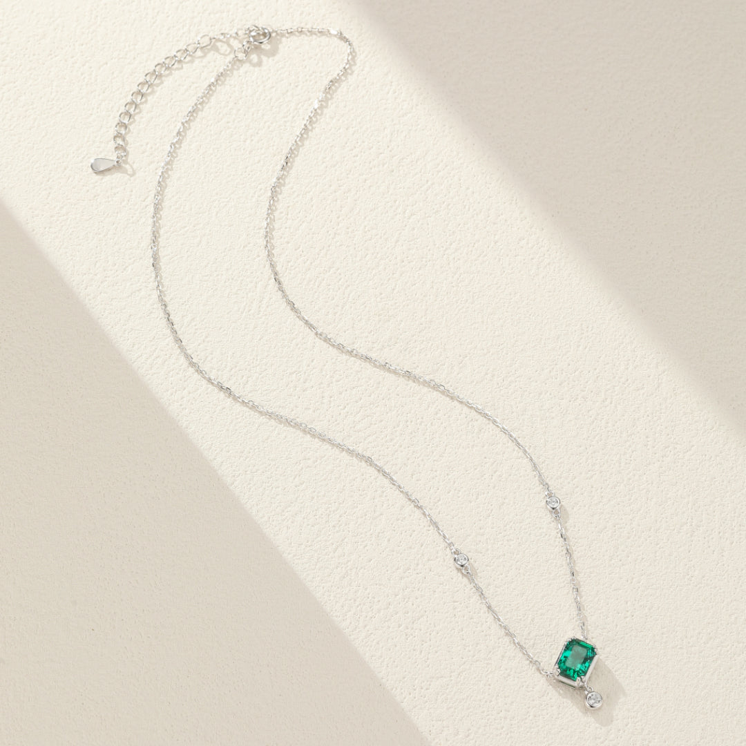Collier Émeraude – Clarté Royale, Argent Plaqué Platine