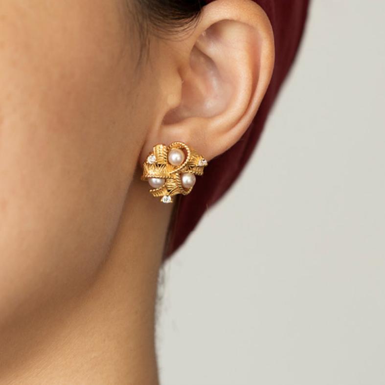 Boucles d'oreilles plaqué or 18K avec perles et petits diamants incrustés, style Versailles.