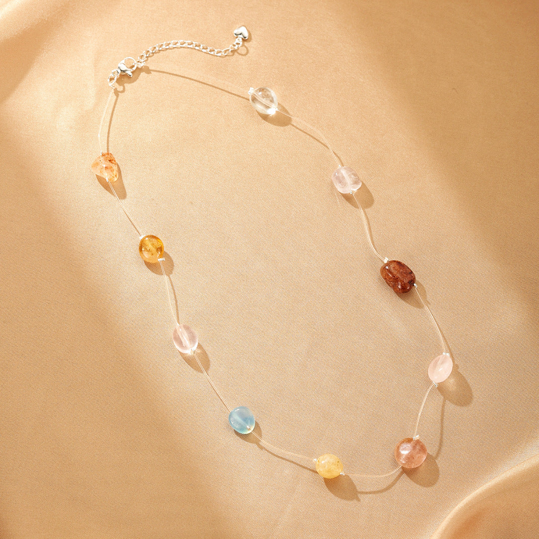 Collier flottant délicat avec pierres naturelles multicolores montées sur fil transparent, style minimaliste et lumineux