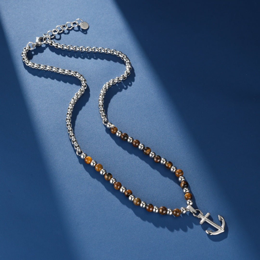 Collier homme avec chaîne argentée, perles œil de tigre et pendentif ancre marine.