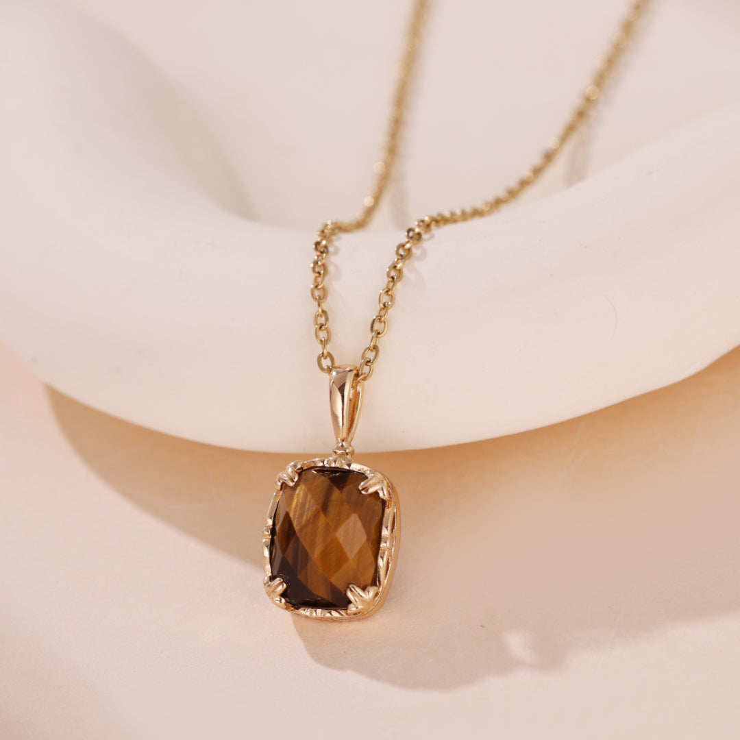Collier avec pendentif carré en œil de tigre marron sur une chaîne plaquée or.