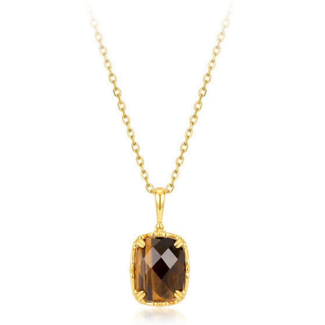 Collier plaqué or avec un pendentif œil de tigre carré facetté et une chaîne à maillons.