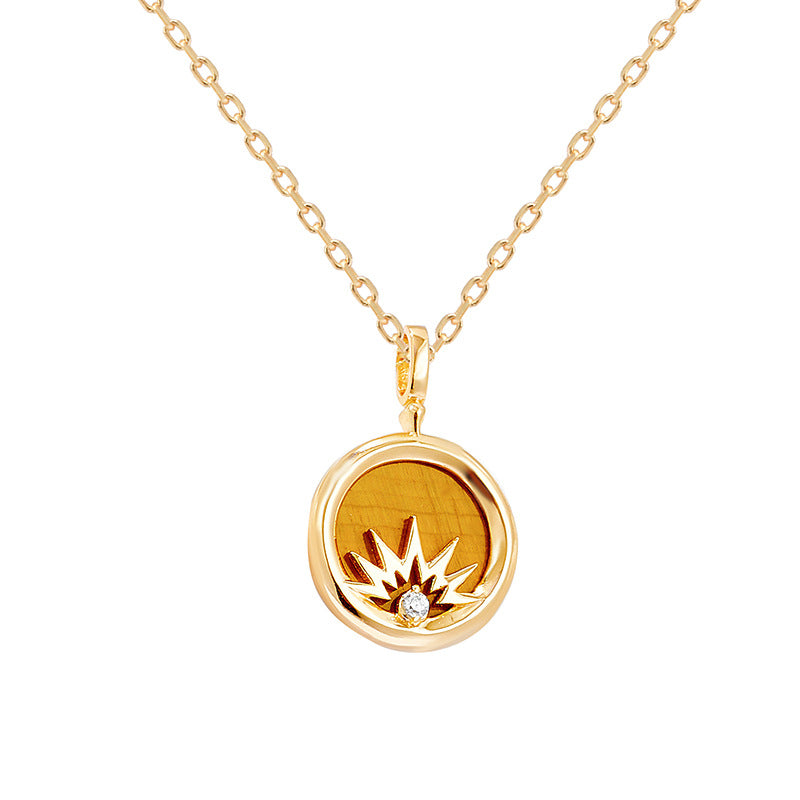 Collier "Lumière Divine" avec pendentif rond en œil de tigre, un motif étoile stylisé et un petit diamant, monté sur une chaîne en argent plaqué or.