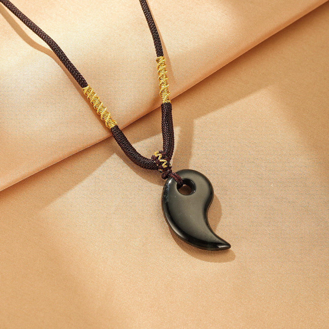 Collier Dualité Céleste avec pendentif en jade noir poli et cordon tressé avec détails dorés
