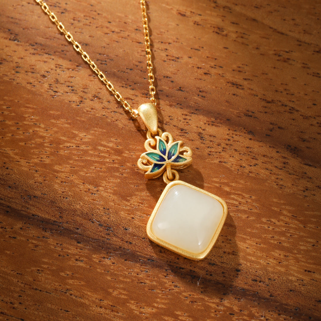 Collier Jade Blanc – Éveil Lotus Bleu, Argent Plaqué Or