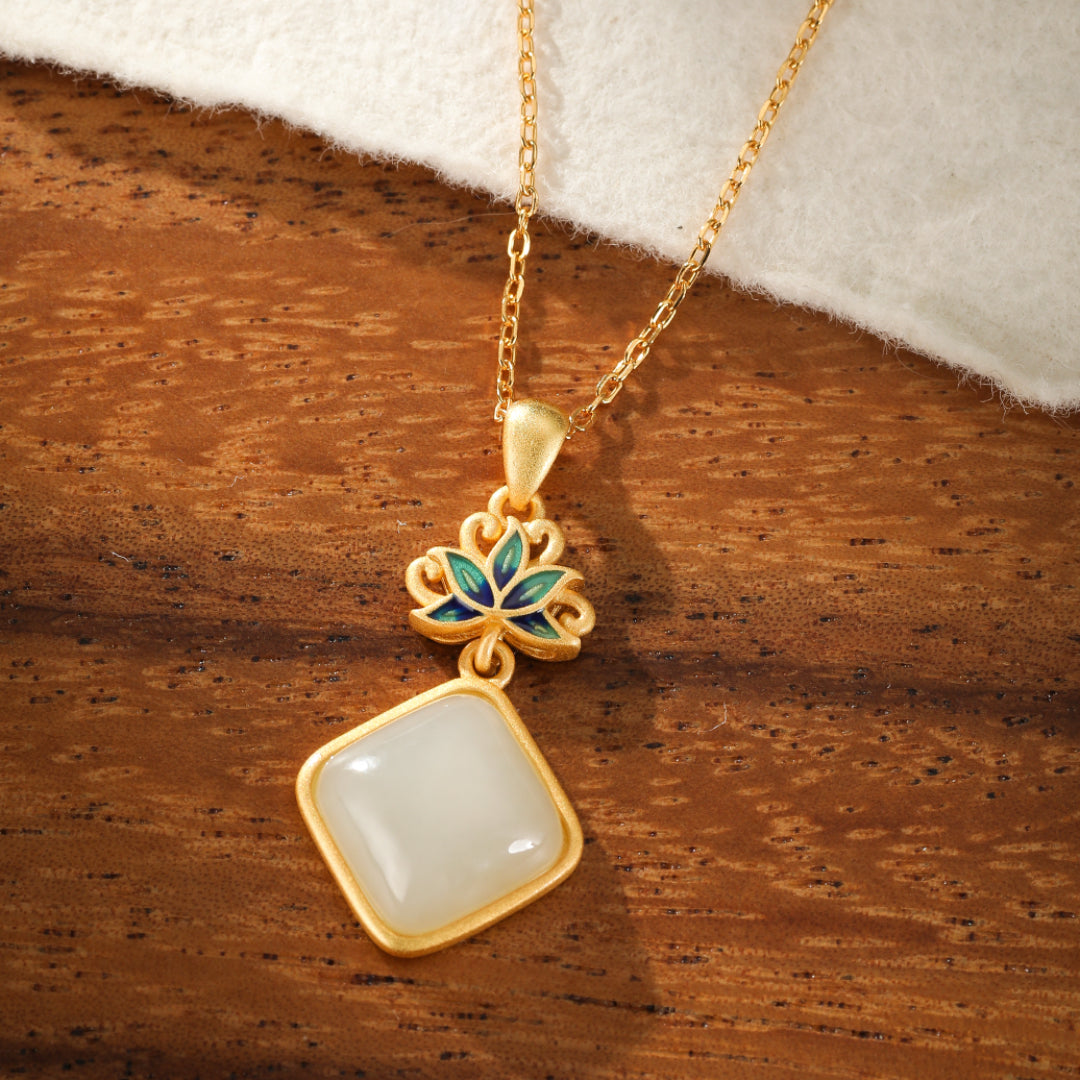 Collier Jade Blanc – Éveil Lotus Bleu, Argent Plaqué Or