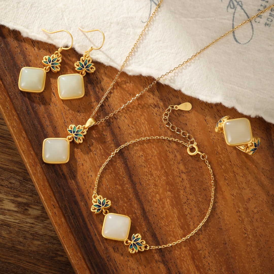 Collier Jade Blanc – Éveil Lotus Bleu, Argent Plaqué Or