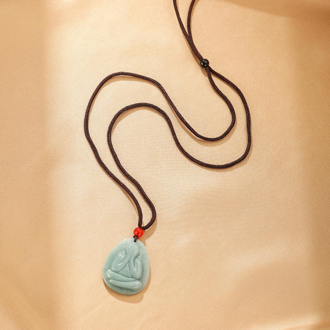 Collier Regard Intérieur avec pendentif sculpté en jadéite bleue sur cordon marron réglable
