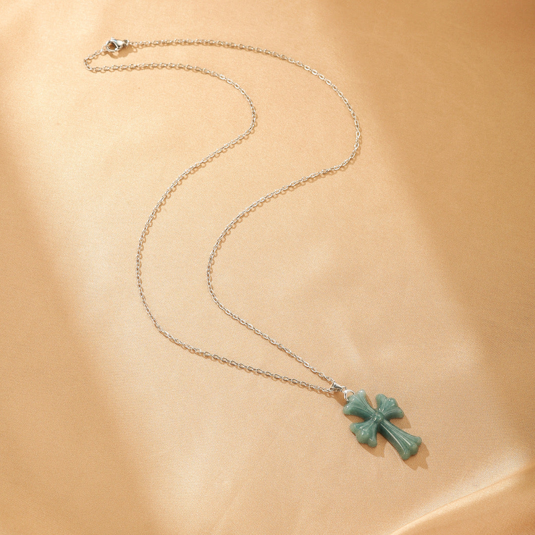 Collier élégant avec pendentif en forme de croix en pierre de jadéite verte sur une fine chaîne en argent