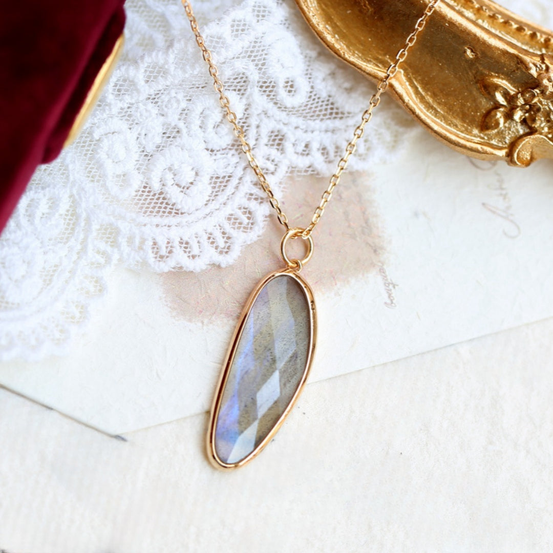 Collier Labradorite – Élipse Audacieuse, Argent Plaqué Or