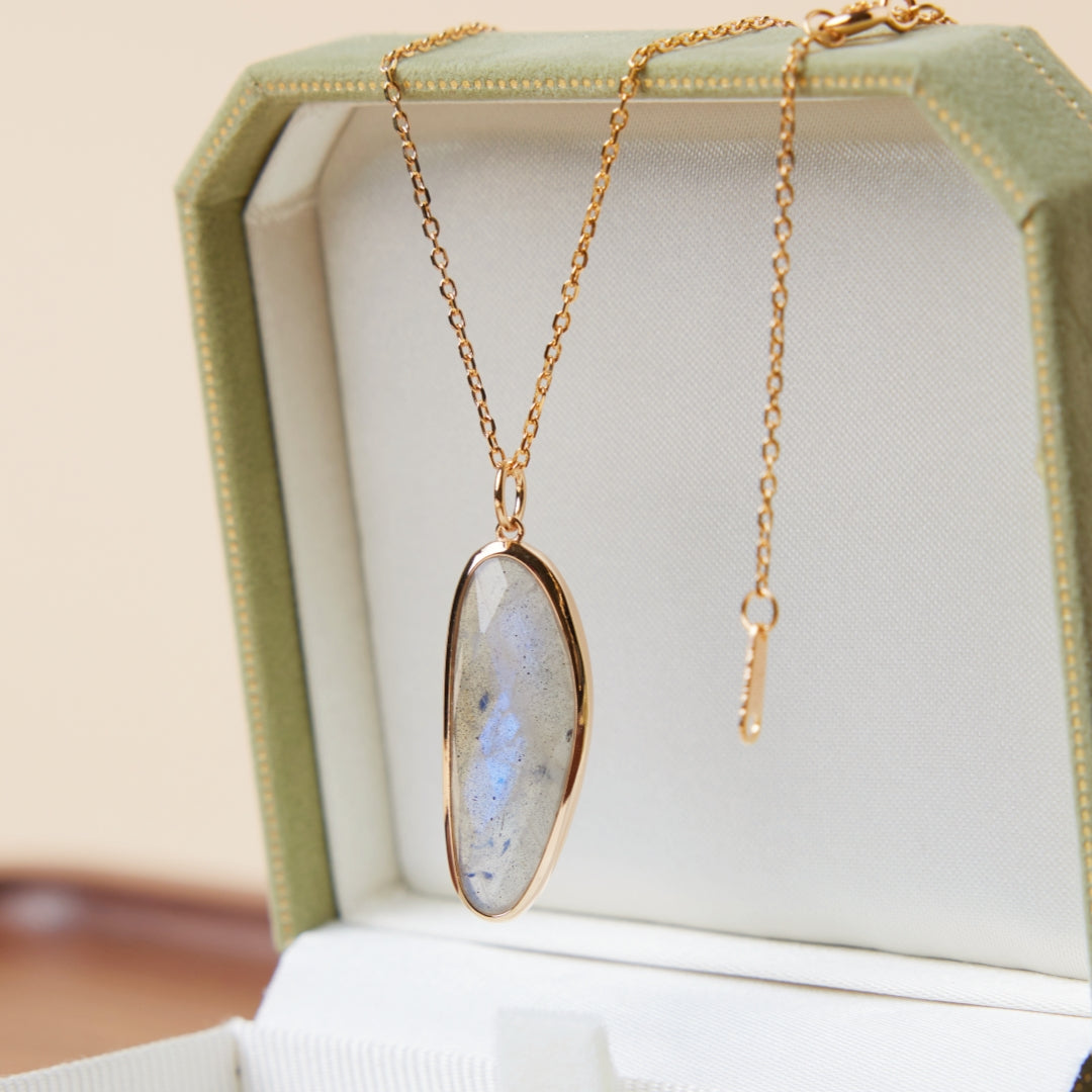 Collier Labradorite – Élipse Audacieuse, Argent Plaqué Or