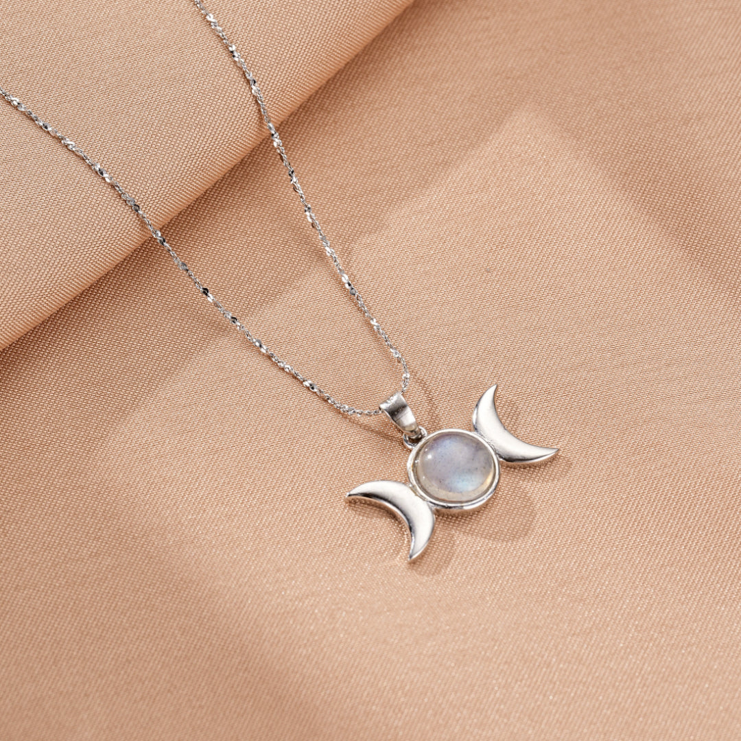 Collier en argent avec un pendentif Triple Lune orné d'une pierre de lune bleutée