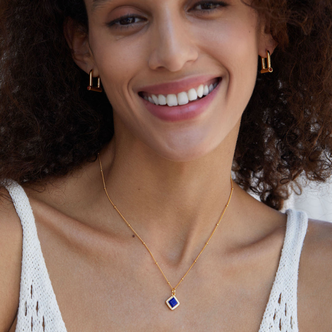 Collier Aura Royale avec pendentif carré en Lapis Lazuli bleu et chaîne plaquée or