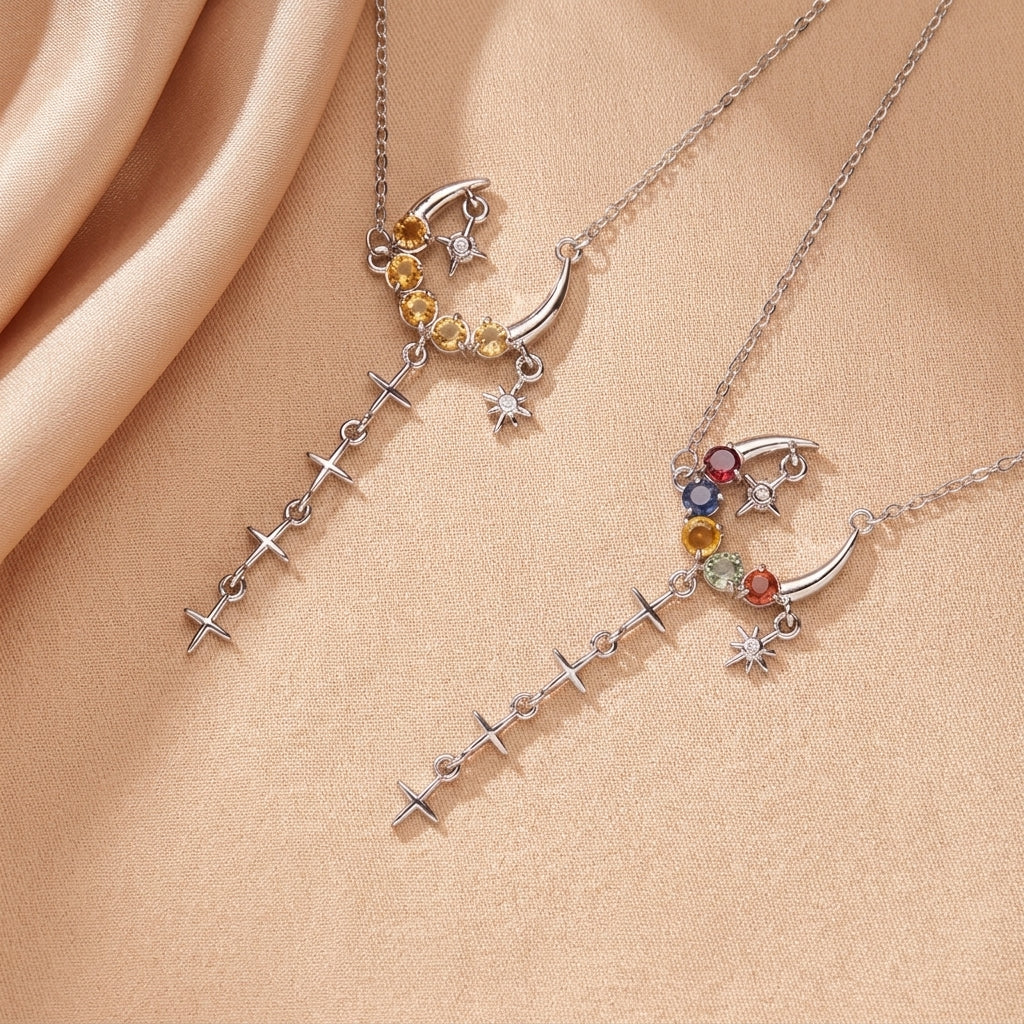 Deux colliers en argent avec un croissant de lune serti de pierres naturelles colorées et de citrines, ornés d'étoiles suspendues.