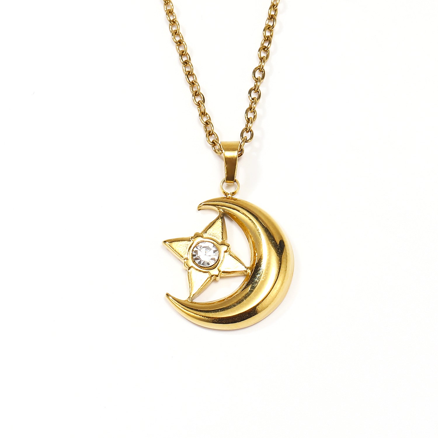 Collier en or avec un pendentif en forme de croissant de lune dorée tenant une étoile à cinq branches sertie d'un cristal scintillant.