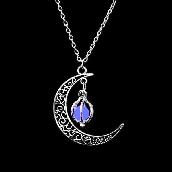 Collier argenté en forme de croissant de lune ajouré avec une perle fluorescente violette suspendue à l'intérieur.