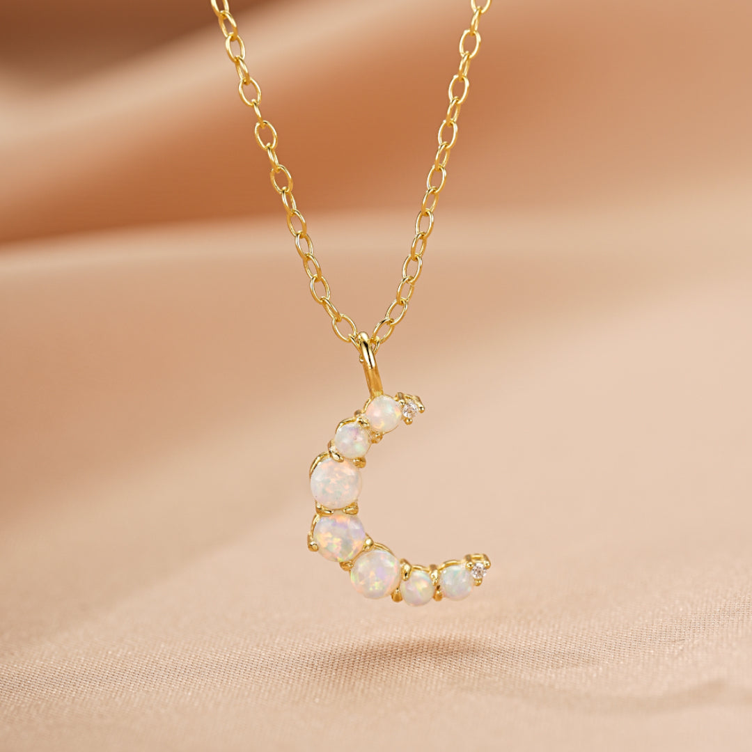 Collier en forme de lune serti d'opales et de petites pierres scintillantes, en argent 925 plaqué or 18 carats.