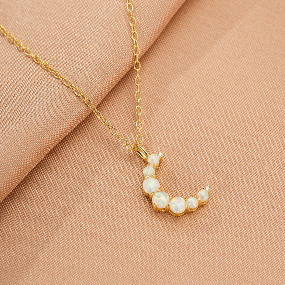 Collier lune or jaune 18 carats avec opales et chaîne délicate, bijou "Douce Lueur"