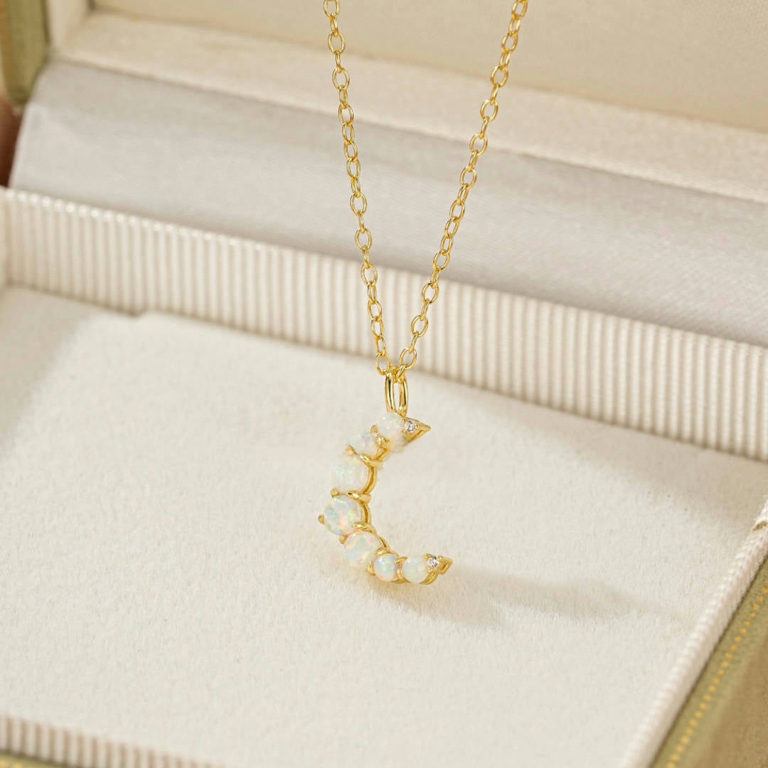 Collier lune "Douce Lueur" en argent 925 plaqué or 18 carats orné d'opales et d'une petite touche de diamant.
