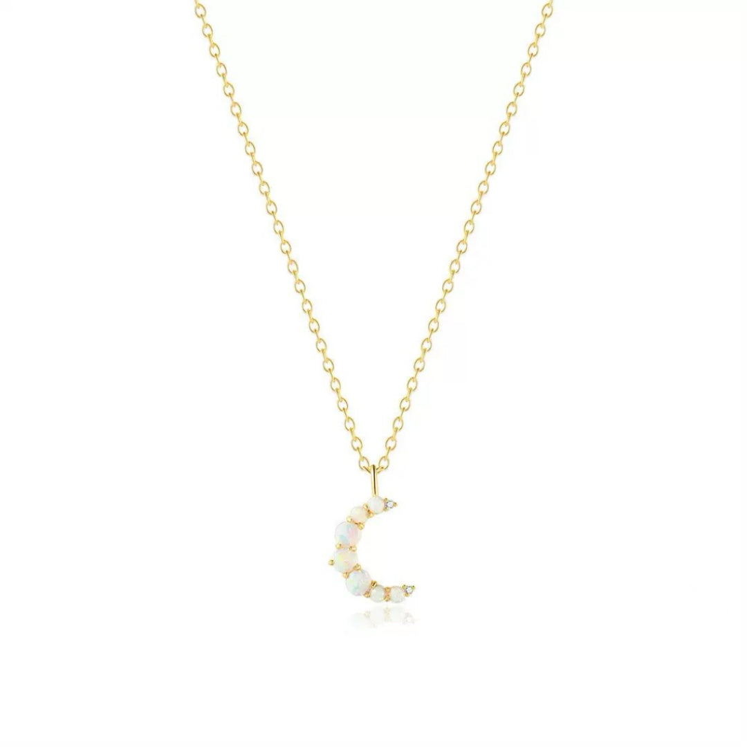 Collier en forme de lune serti d'opales, monté sur une chaîne en argent 925 plaqué or 18 carats.