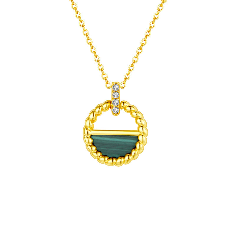 Collier en argent plaqué or avec un pendentif rond torsadé intégrant une pierre de malachite verte et une barre horizontale, orné de trois petits diamants.