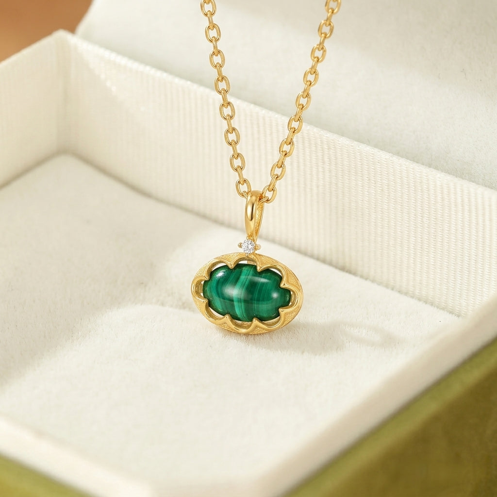 Collier Éden Profond avec pendentif en malachite ovale et une petite pierre d'accent, monté sur une chaîne en argent plaqué or 10K.