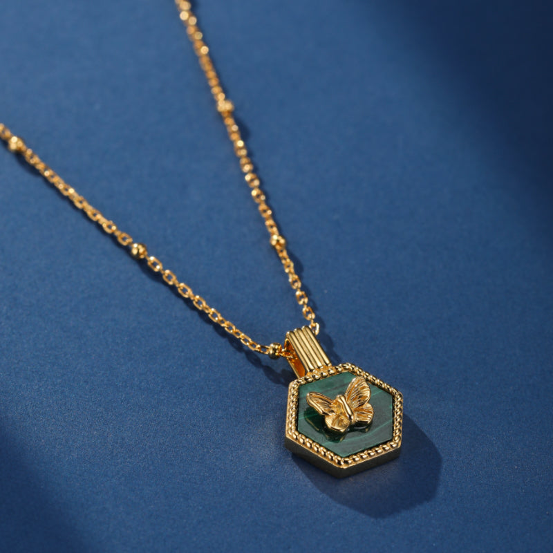 Collier Malachite – Élégance Papillon, Argent Plaqué Or