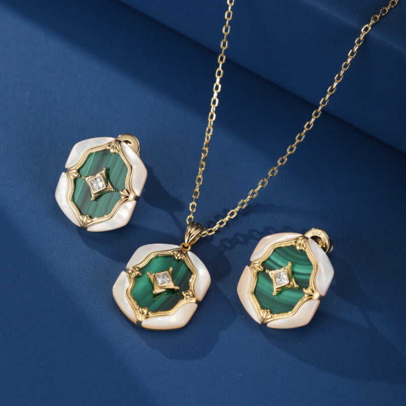 Ensemble de bijoux "Astres en Verdures" en argent plaqué or, comprenant un collier et des boucles d'oreilles ornés de malachite verte, de nacre blanche et d'un éclat de zirconium.