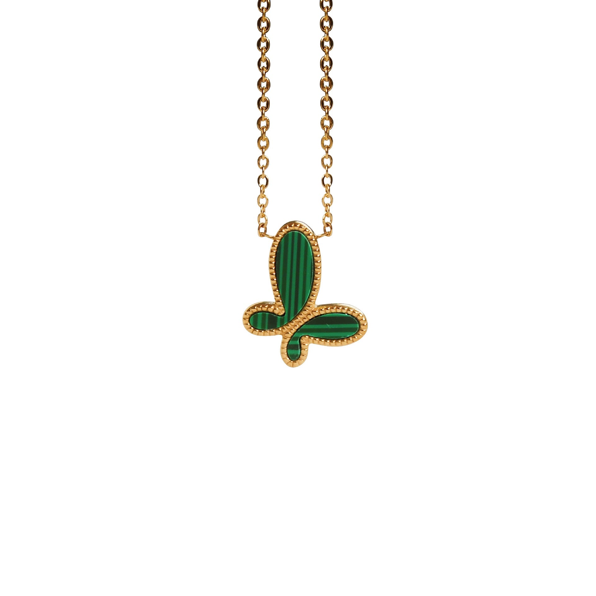 Collier en or jaune avec un pendentif en forme de papillon incrusté de malachite verte aux rayures caractéristiques.