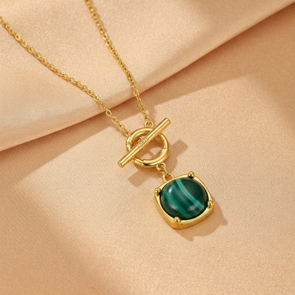 Collier Reine Sylvestre en argent plaqué or avec une pierre de malachite carrée verte aux rayures distinctives, fermé par un fermoir à barre et un anneau.