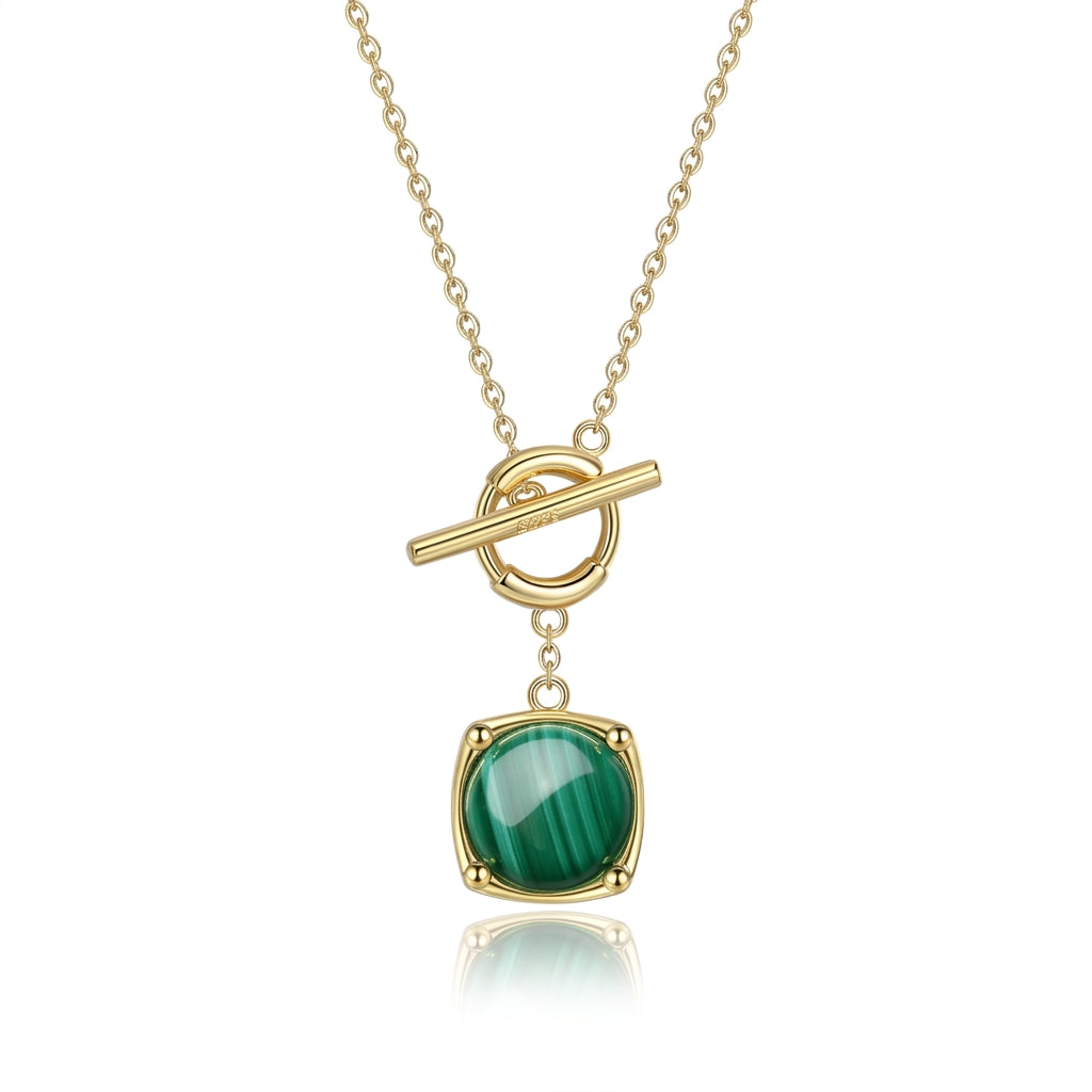 Collier plaqué or avec une pierre de malachite verte et un fermoir mousqueton