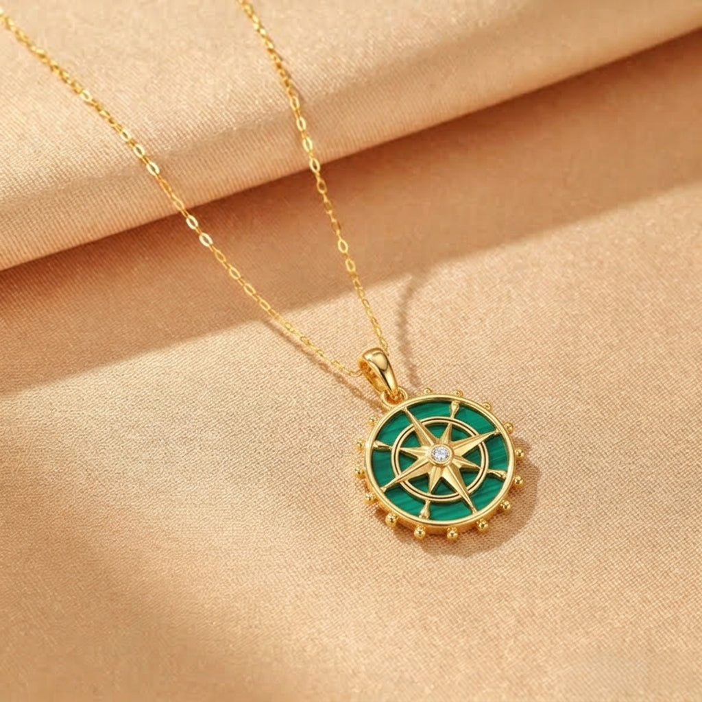 Collier avec un pendentif rond en malachite verte orné d'une étoile et d'un diamant, monté sur une chaîne en argent plaqué or 10 carats.