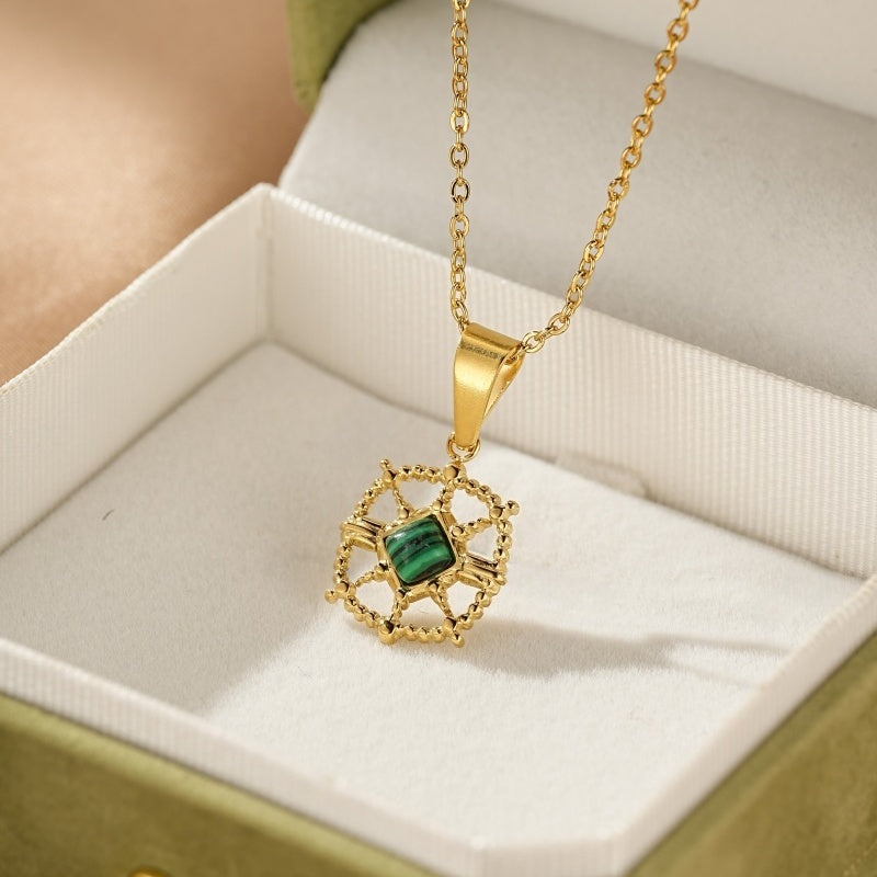 Collier plaqué or avec un pendentif carré serti d'une pierre de malachite verte, monté sur une chaîne délicate.