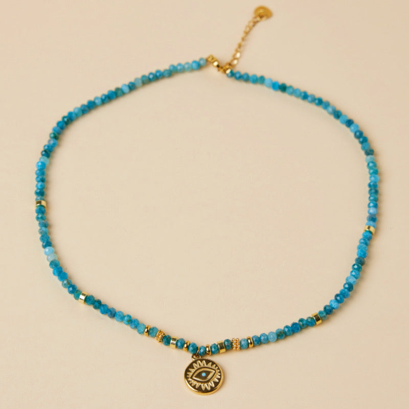 Collier ras du cou bleu en apatite avec un pendentif œil bleu doré et des perles dorées