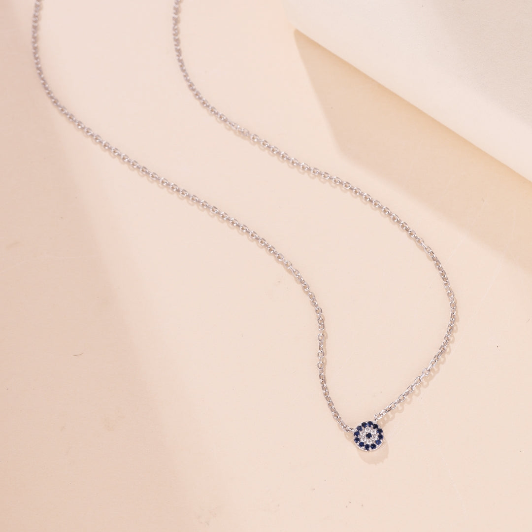 Collier fin en argent 925 avec un pendentif œil bleu et une chaîne délicate, style minimaliste et protecteur.