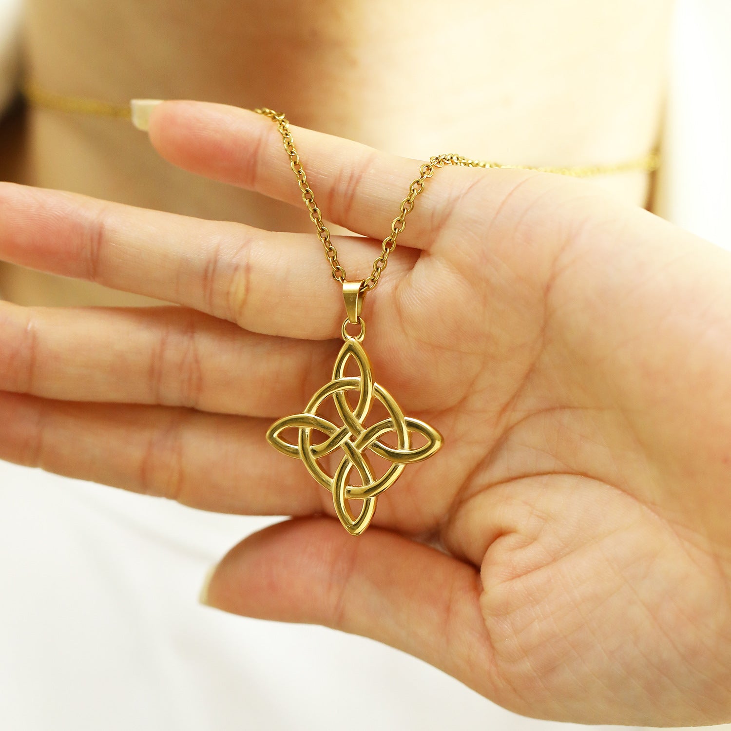 Collier Nœud de Sorcière – Élégance Mystique, Acier Inoxydable de Titane