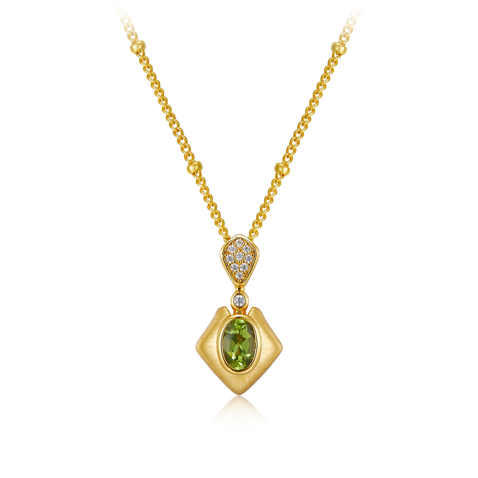 Collier en argent plaqué or avec une pierre de péridot ovale au centre d'un pendentif carré texturé, orné de petits diamants et d'une chaîne à billes.