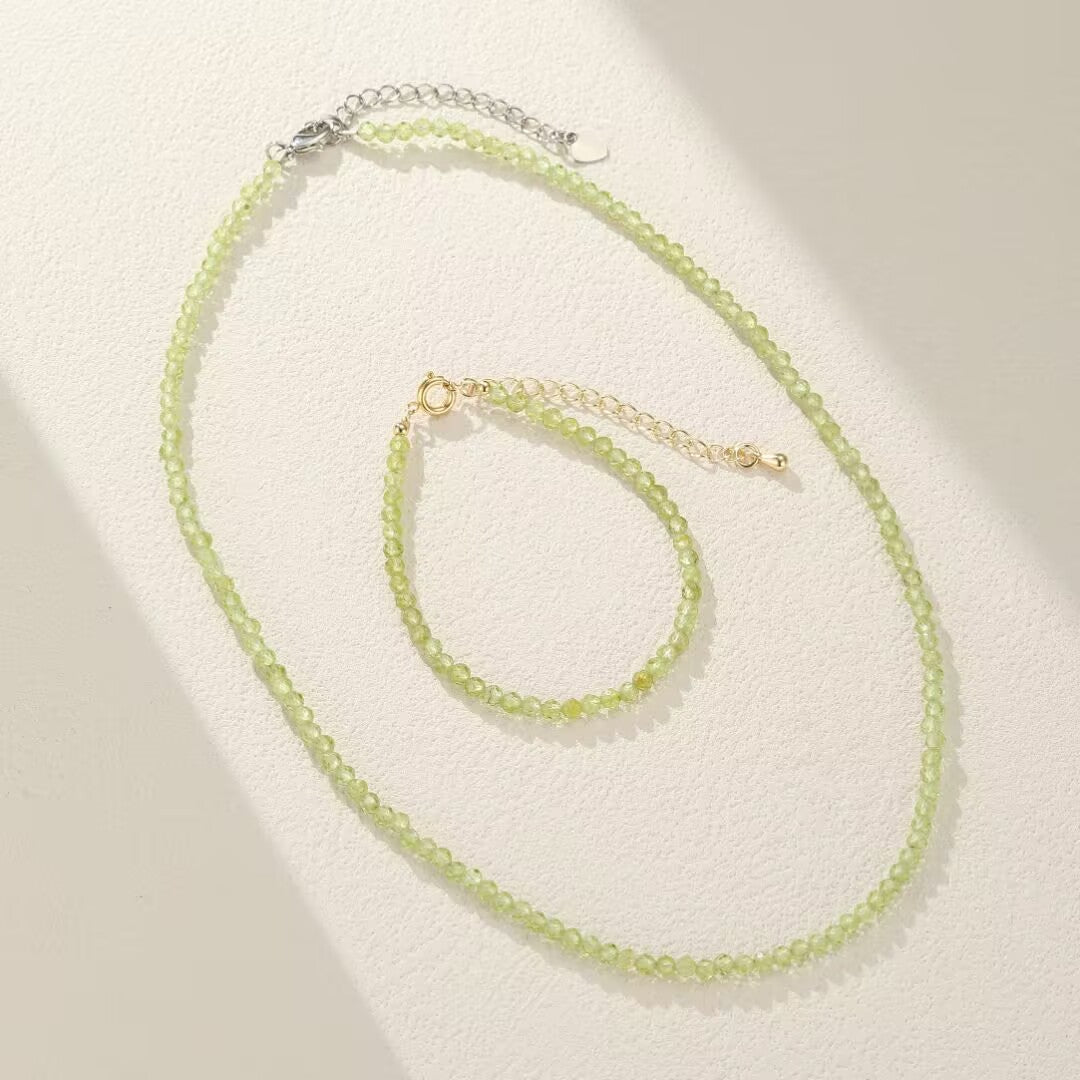 Ensemble de collier et bracelet en perles de péridot vert pâle avec fermoirs argent et or