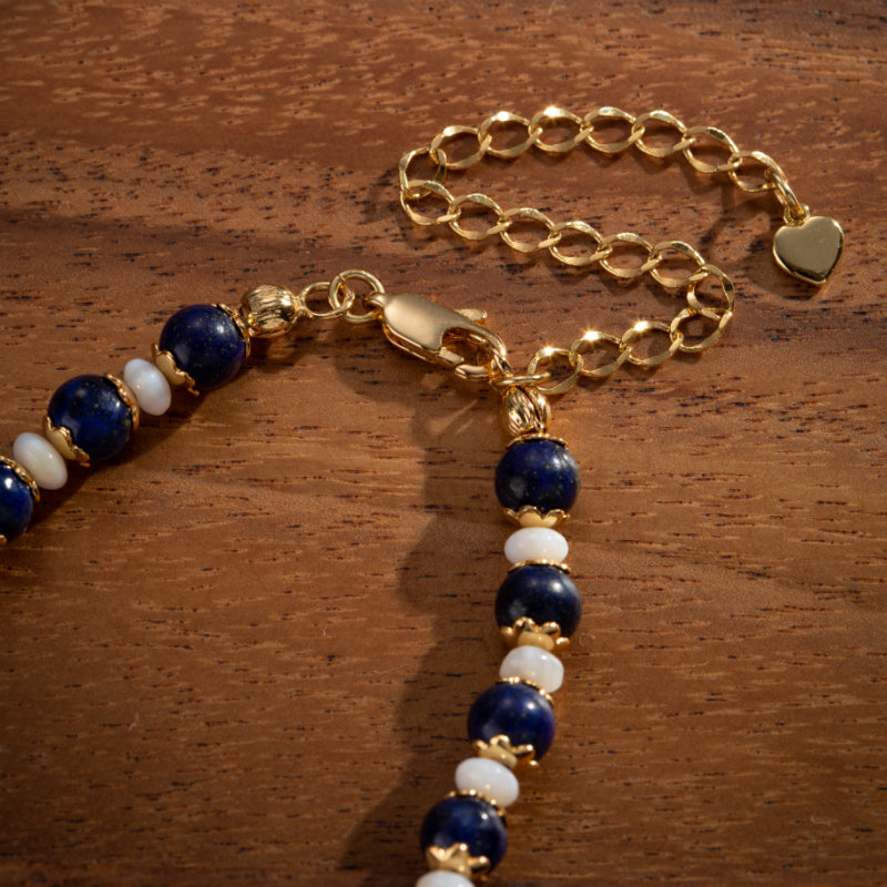 Bracelet en argent plaqué or avec perles de lapis-lazuli et de nacre, fermoir mousqueton et chaînette d'extension en forme de cœur