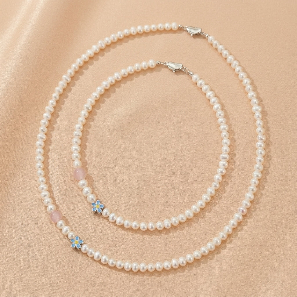 Ensemble de deux colliers en perles fines et quartz rose, ornés de petites fleurs bleues en argent, fermoirs argentés.