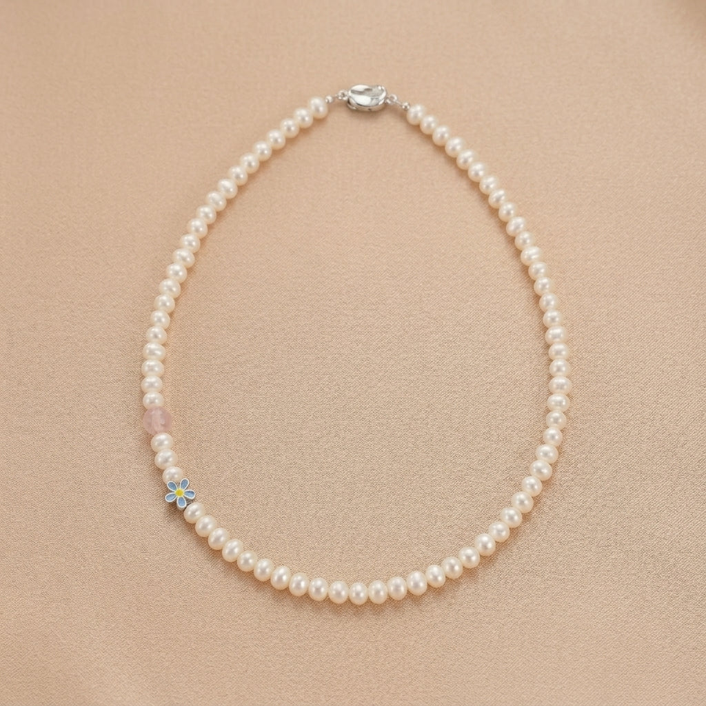 Collier "Fleur de Tendresse" en perles d'eau douce, quartz rose et motif fleur bleu et jaune, fermoir argenté