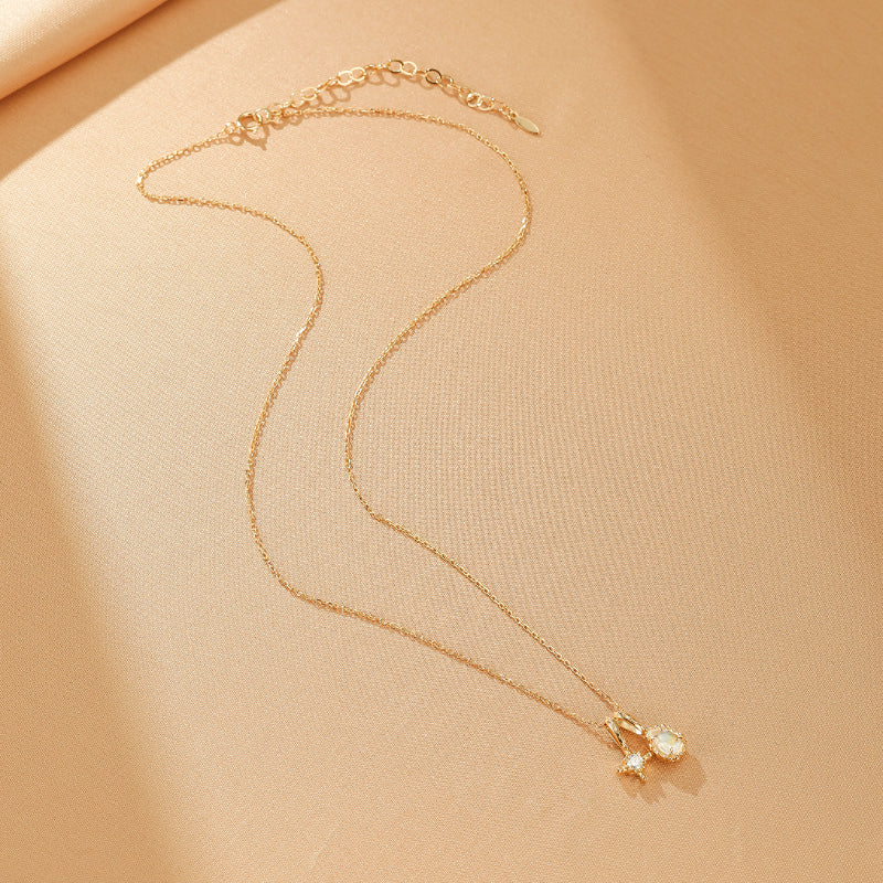 Collier Rêve Étoilé en argent plaqué or 14k avec pendentif en pierre de lune et moissanite.