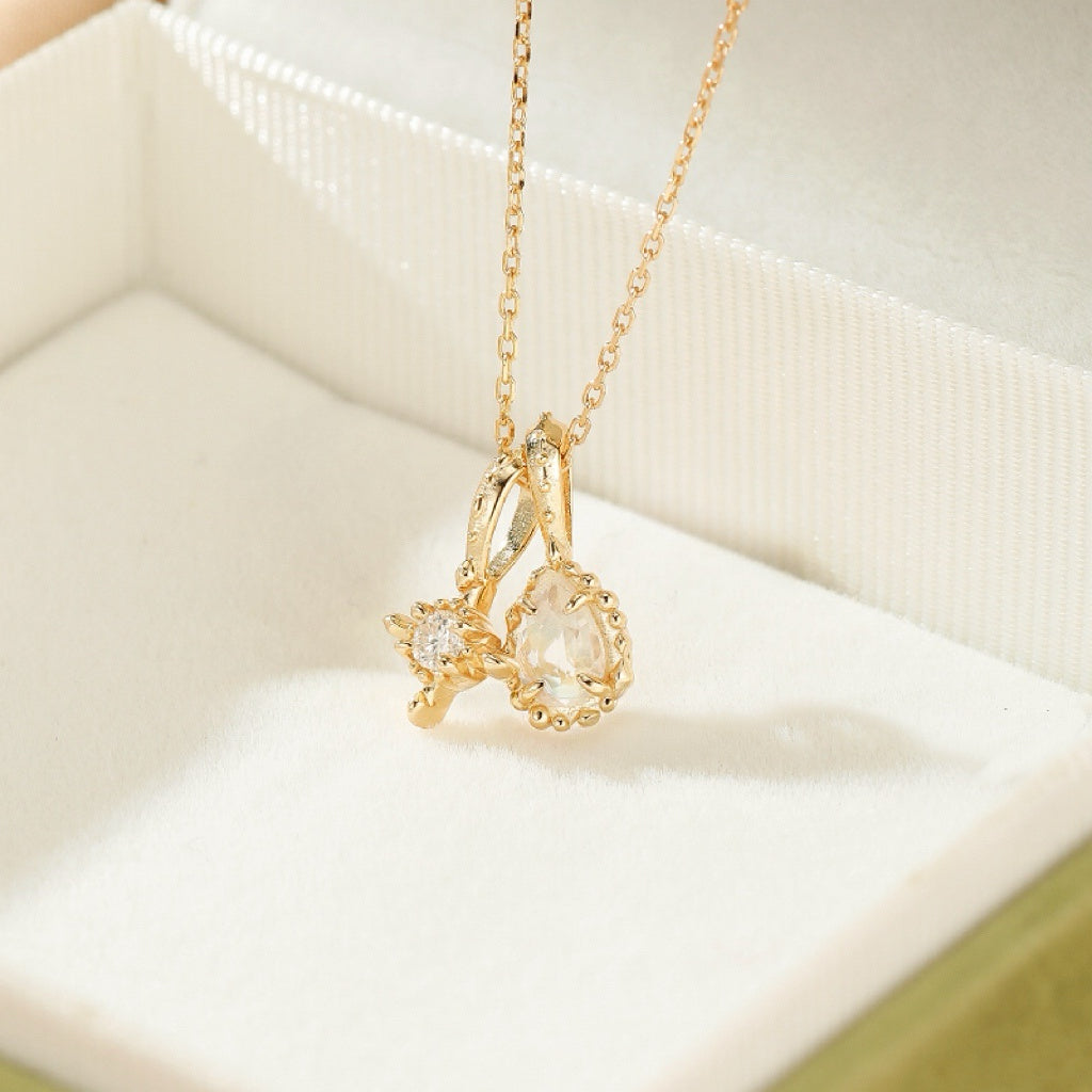 Collier "Rêve Étoilé" en argent plaqué or 14k avec un pendentif en forme de goutte d'eau en pierre de lune et une petite étoile ornée de moissanite.