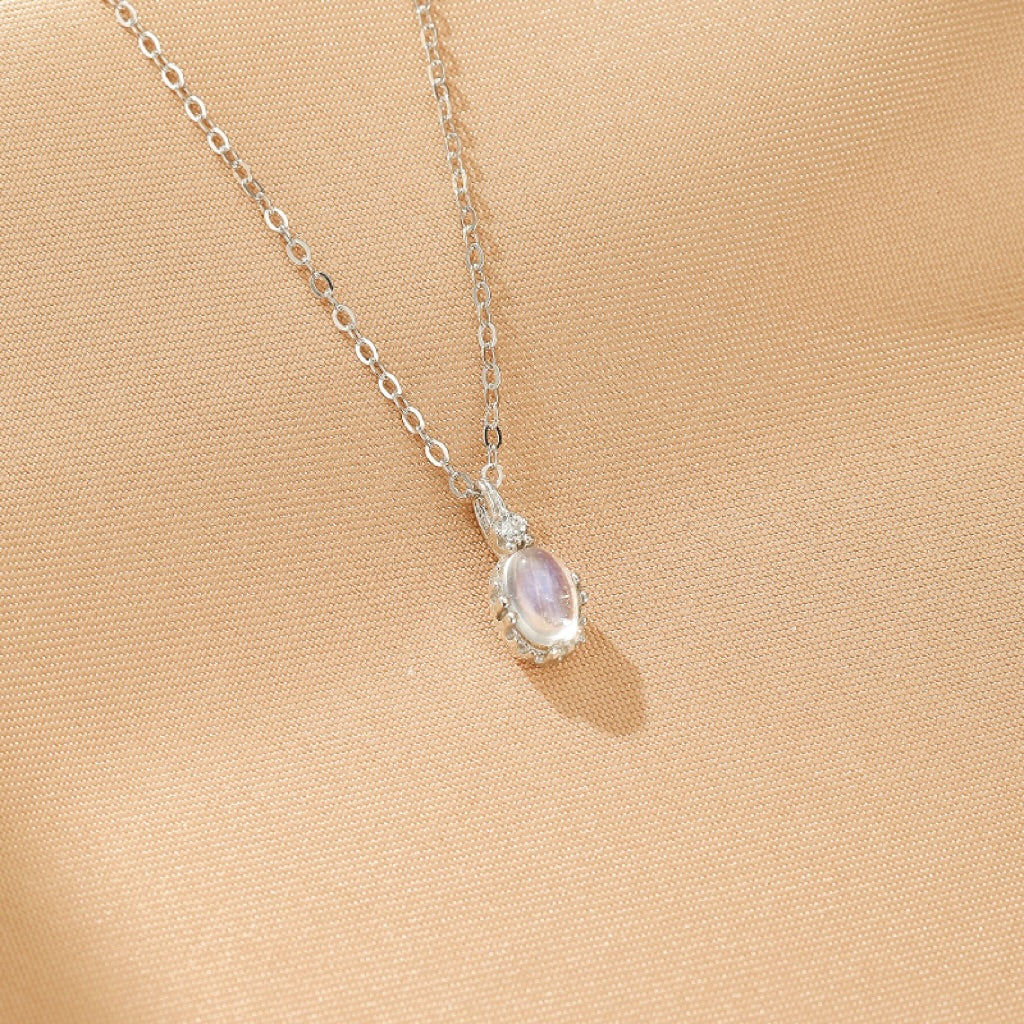 Collier Rêve de Lune en argent plaqué or avec une pierre de lune ovale nacrée et une chaîne délicate.